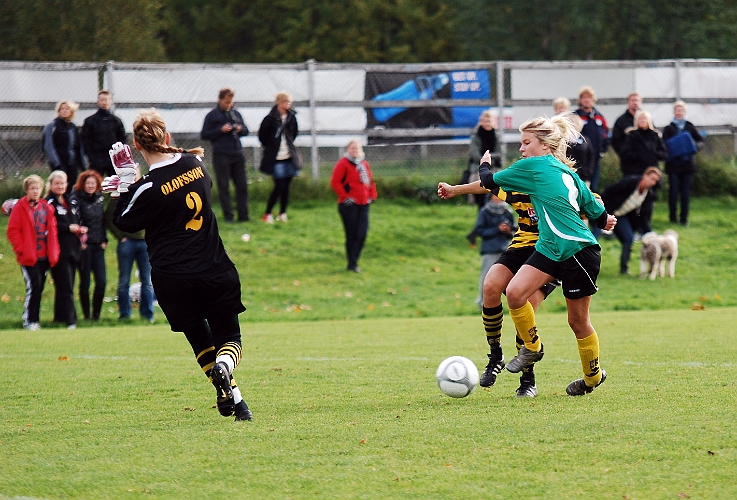 2010_1003_14.JPG - Här ville nog många från Arboga att domaren skulle blåsa straff för nerdragning av spelare